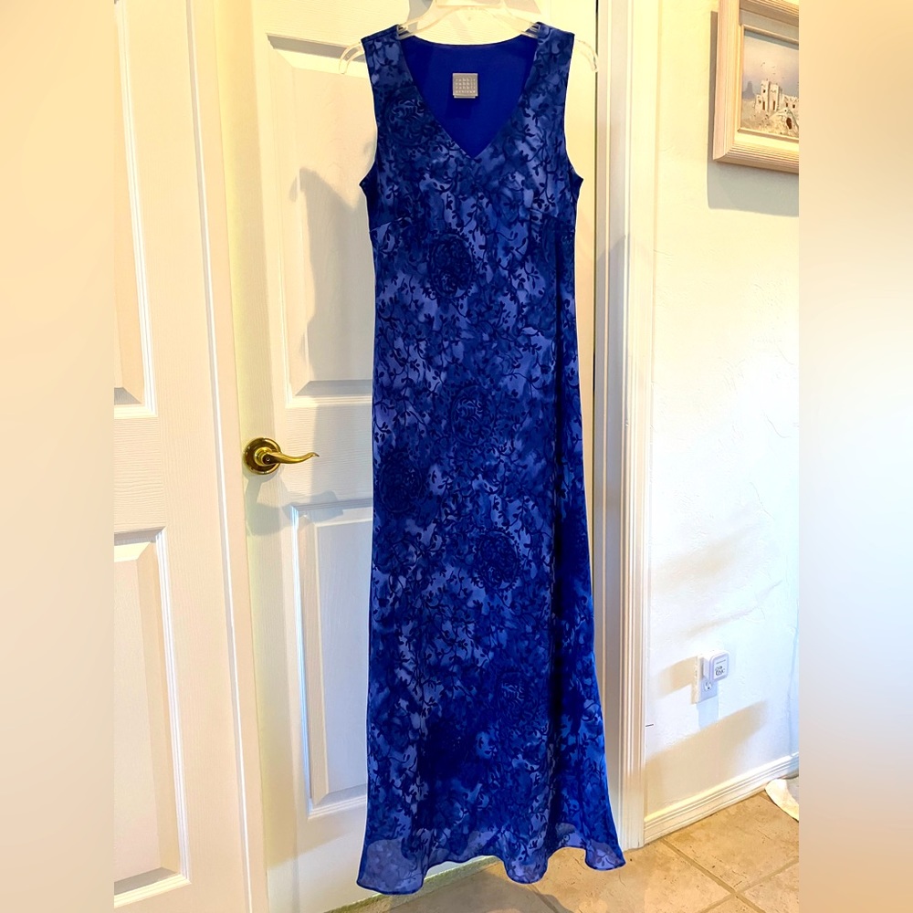 Long blue size 10 dress with a quiet floral pattern